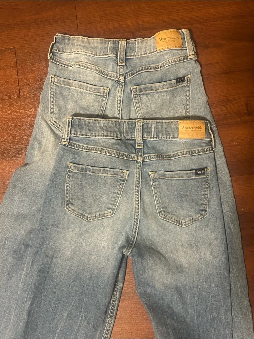 Abercrombie Kids Girls High Rise Mom Jeans Size 9/10 Long Light Wash